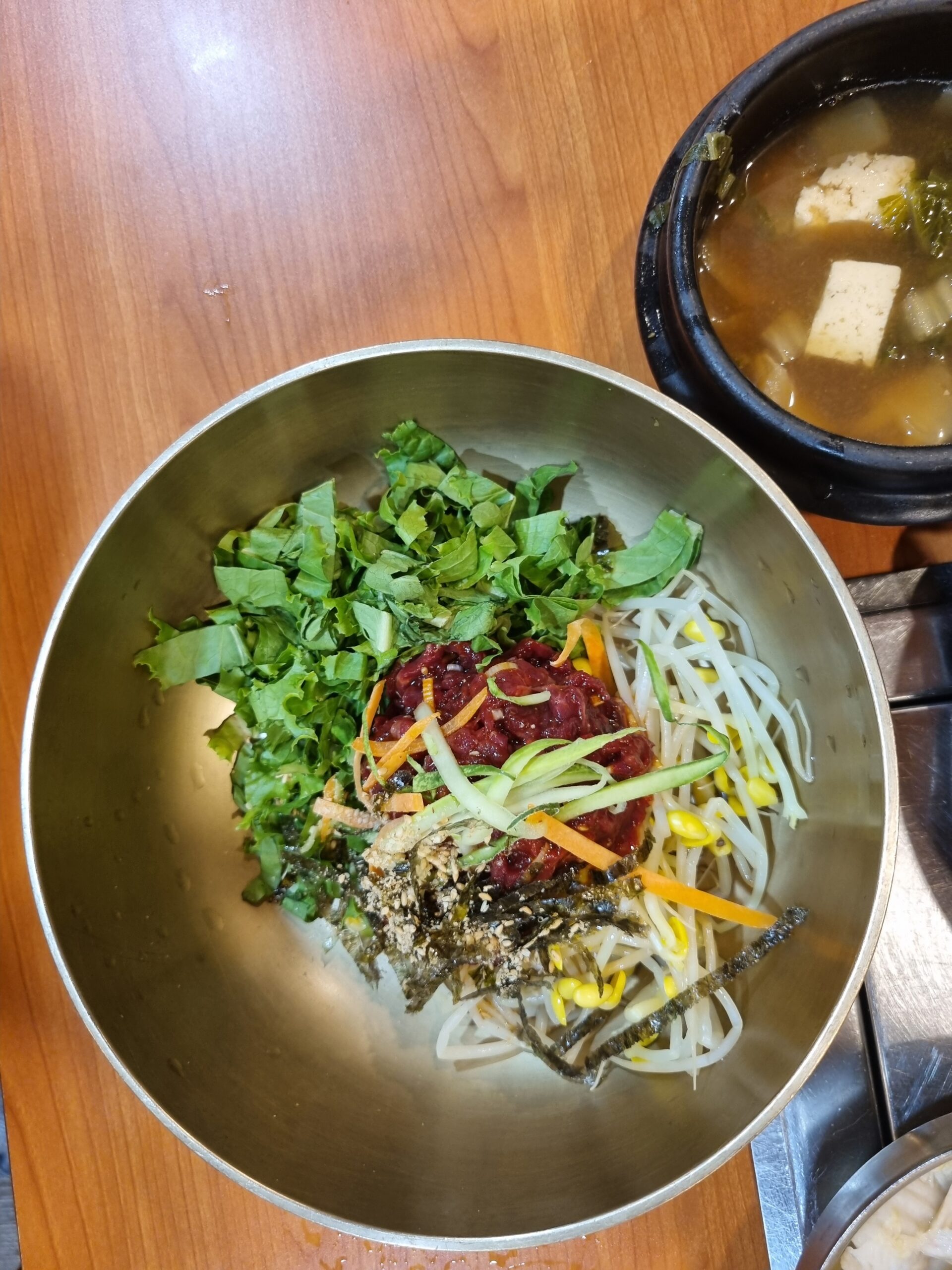 Viaje a Corea: almuerzo de yukhoe bibimbap en Seodong Hanwoo, Buyeo